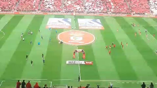 Adeptos divididos quando o speaker anuncia Kokçu e Schmidt