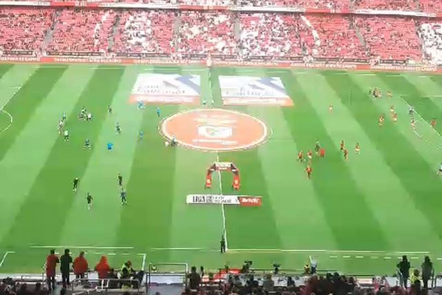 Adeptos divididos quando o speaker anuncia Kokçu e Schmidt