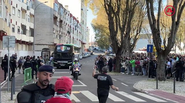 O momento da chegada do autocarro do Estrela