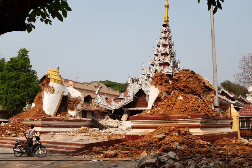Danos no Pagode Maha Myat Muni em Mandalay, Myanmar, 28 de março de 2025, depois de um terramoto de magnitude 7,7 ter atingido o país. EPA/STRINGER