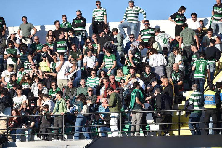 Adeptos prometem muito apoio à equipa no Estádio do Bessa (Miguel Nunes)
