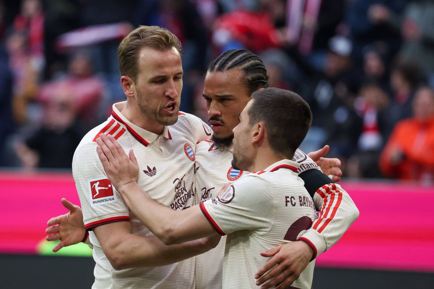 Harry Kane e Leroy Sané a celebrarem mais um golo do Bayern com Guerreiro