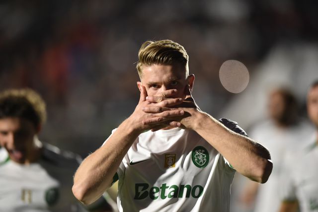 Viktor Gyokeres festeja o primeiro de dois golos que marcou de penálti