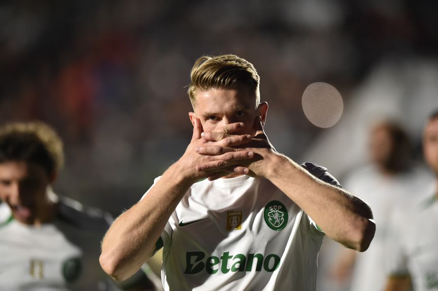 Viktor Gyokeres festeja o primeiro de dois golos que marcou de penálti