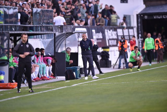 Rui Borges no banco no Estádio José Gomes, na Reboleira