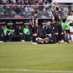 Ferro, com a camisola 4 nas costas, teve de ultrapassar várias adversidades e foi o melhor em campo do E. amadora (Miguel Nunes)