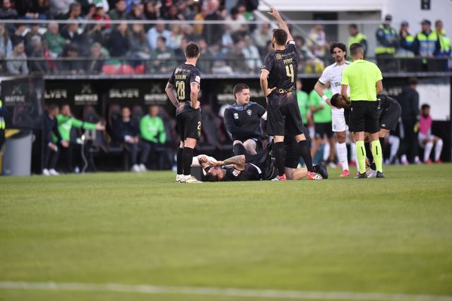 Ferro, com a camisola 4 nas costas, teve de ultrapassar várias adversidades e foi o melhor em campo do E. amadora (Miguel Nunes)