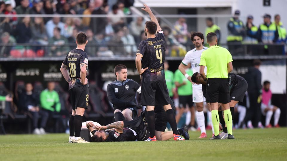 Ferro, com a camisola 4 nas costas, teve de ultrapassar várias adversidades e foi o melhor em campo do E. amadora (Miguel Nunes)