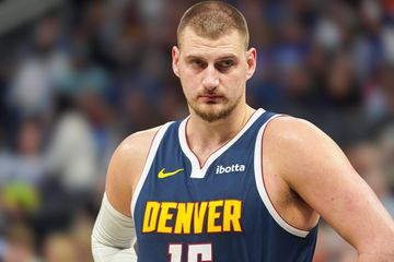 Vídeo: a caricata disputa de bola entre Jokic... e o técnico adjunto dos Clippers