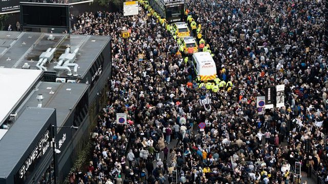 Newcastle esperou 70 anos por um título e 12 dias pela festa... mas valeu a pena!