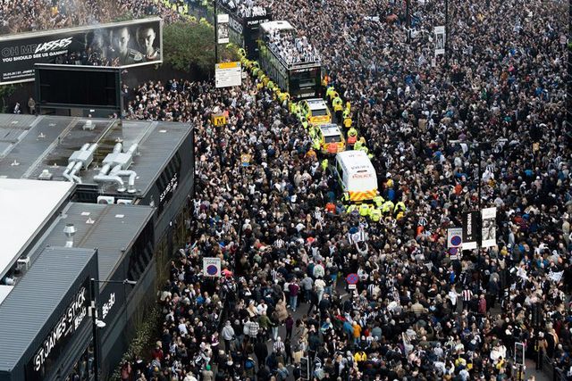 Newcastle esperou 70 anos por um título e 12 dias pela festa... mas valeu a pena!