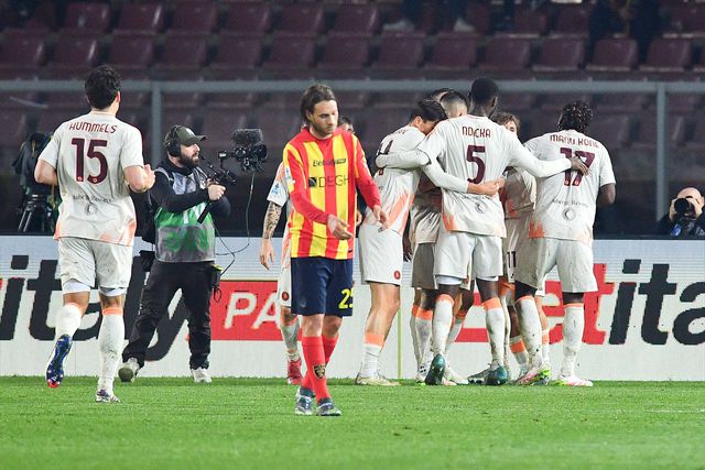 Roma vence Lecce e pressiona Lazio na luta pela Europa