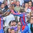 Sarr e Mateta festejam golo do Crystal Palace