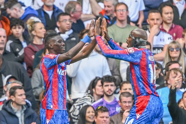 Sarr e Mateta festejam golo do Crystal Palace