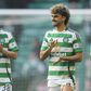 Daizen Maeda e Jota a celebrarem mais uma vitória do Celtic na liga escocesa