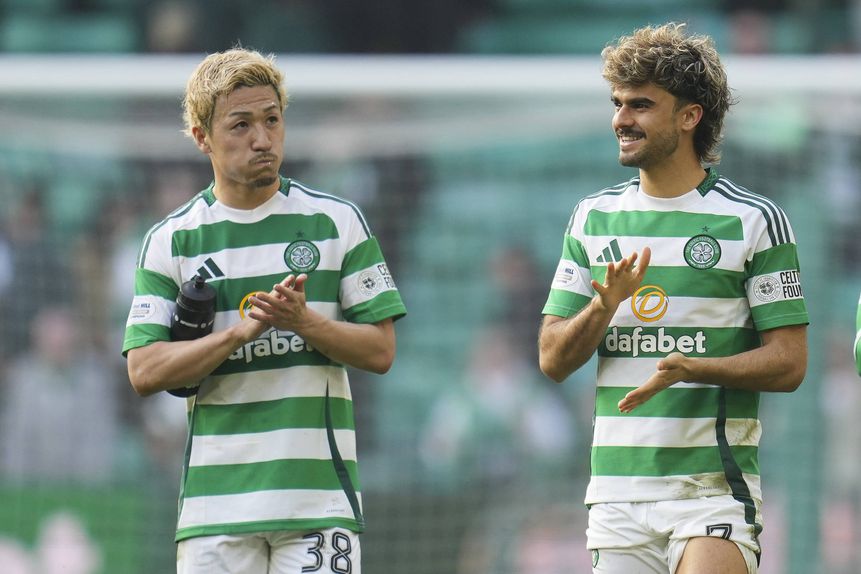 Daizen Maeda e Jota a celebrarem mais uma vitória do Celtic na liga escocesa