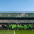 Plantel do Betis a pousar para uma fotografia com os seus adeptos no Estádio