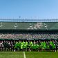 Plantel do Betis a pousar para uma fotografia com os seus adeptos no Estádio