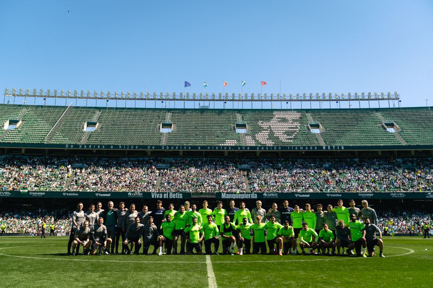 Plantel do Betis a pousar para uma fotografia com os seus adeptos no Estádio