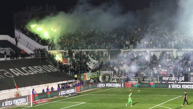 Adeptos do Sporting atiram tochas para o relvado