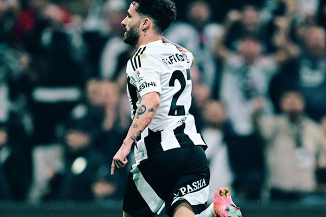 Portugueses em grande no dérbi de Istambul dão ajuda a Mourinho