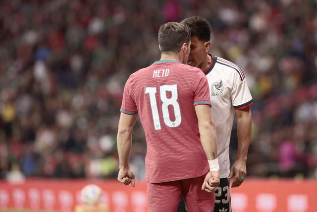 Pedro Neto arriscou o vermelho neste lance do México-Portugal - Foto: EPA/José Méndez