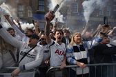 Manifestação dos adeptos do Tottenham antes do recente jogo frente ao Nottingham Forest de Vítor Pereira - Foto: IMAGO