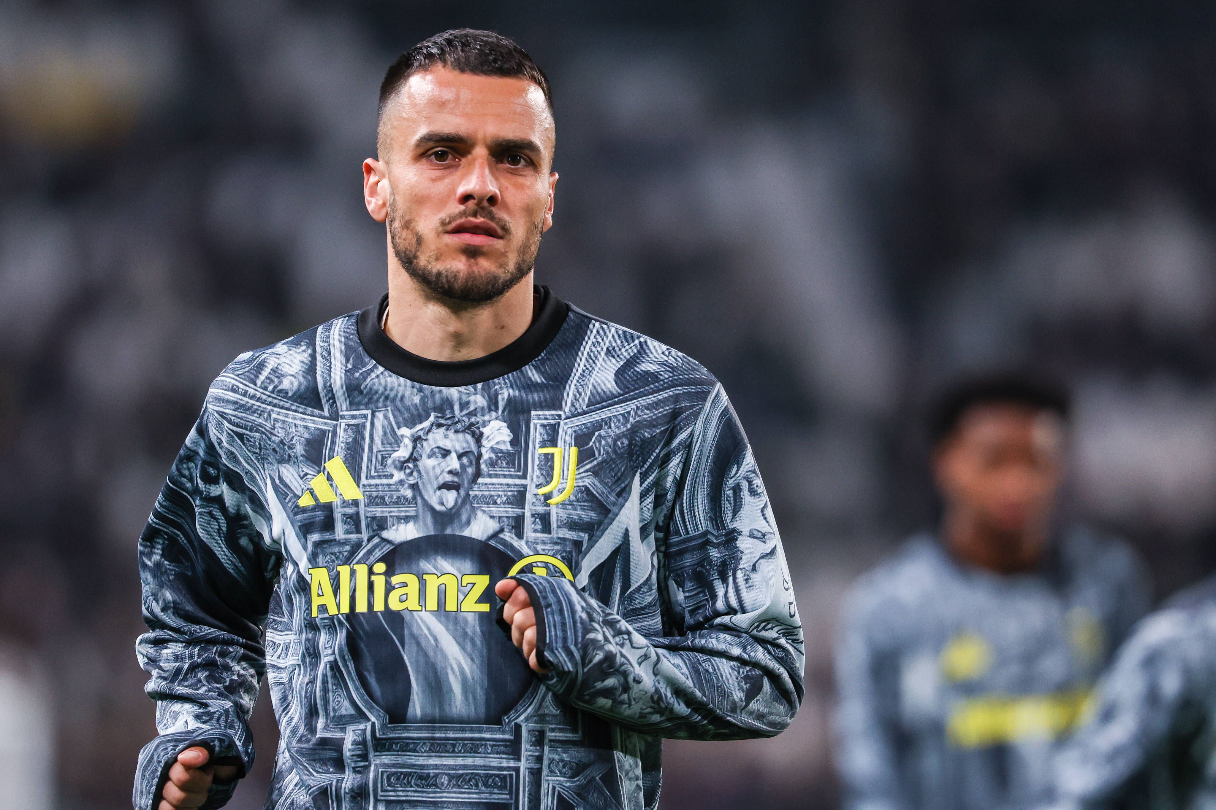 Outro nome na porta de saída é Kostic, que se encontra em final de contrato