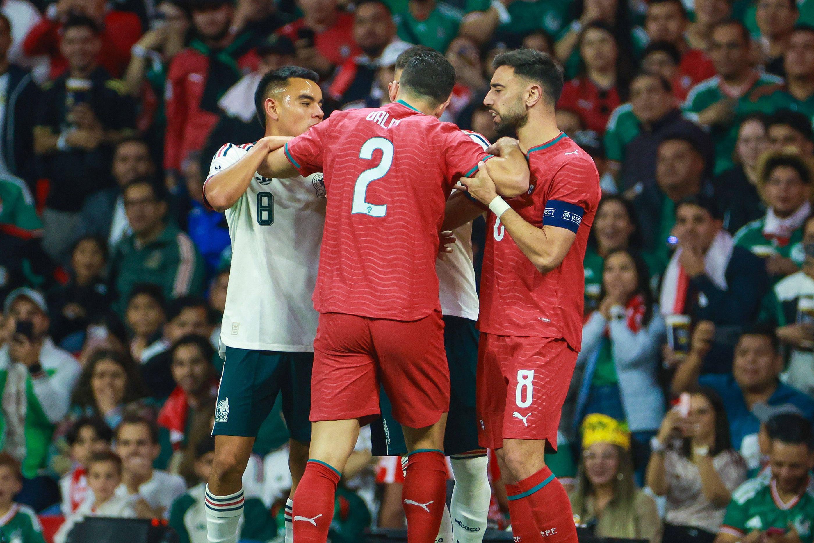 Diogo Dalot a separar Bruno Fernandes, capitão e colega do Man. United, de adversário