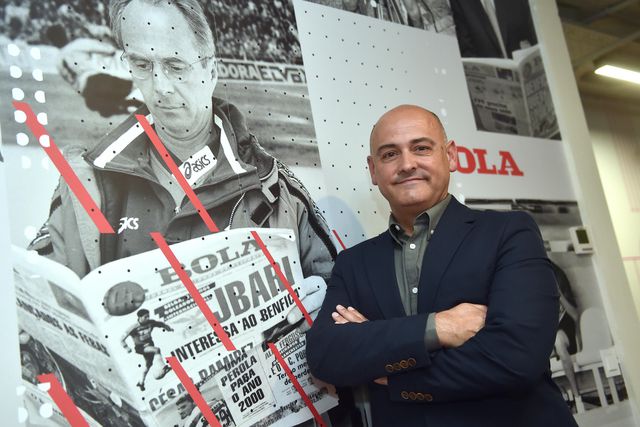 Rui Mota ao lado de uma fotografia de Sven-Goran Eriksson na redação d'A BOLA - Ffoto: Miguel Nunes