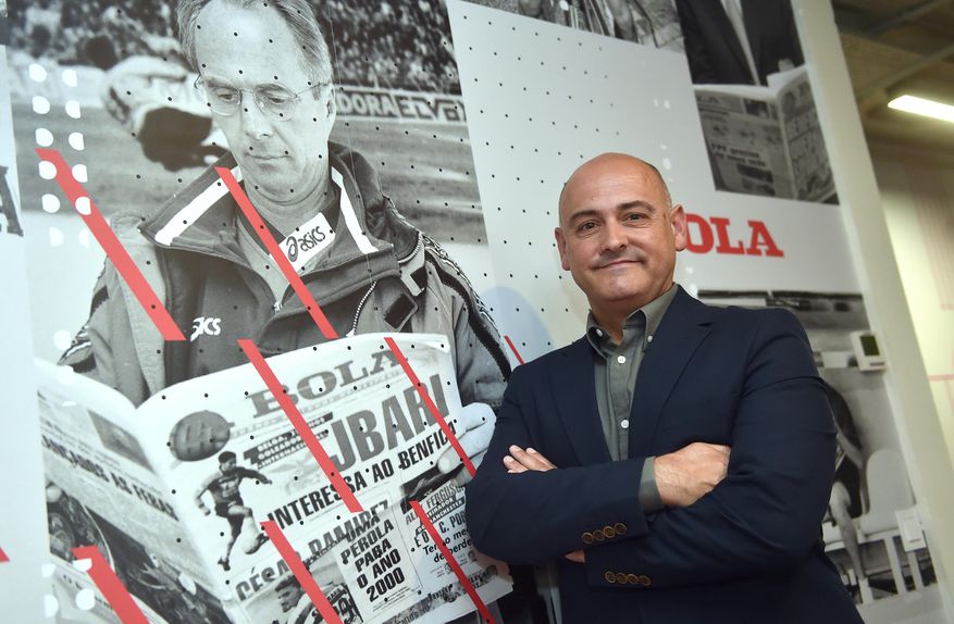 Rui Mota ao lado de uma fotografia de Sven-Goran Eriksson na redação d'A BOLA - Ffoto: Miguel Nunes