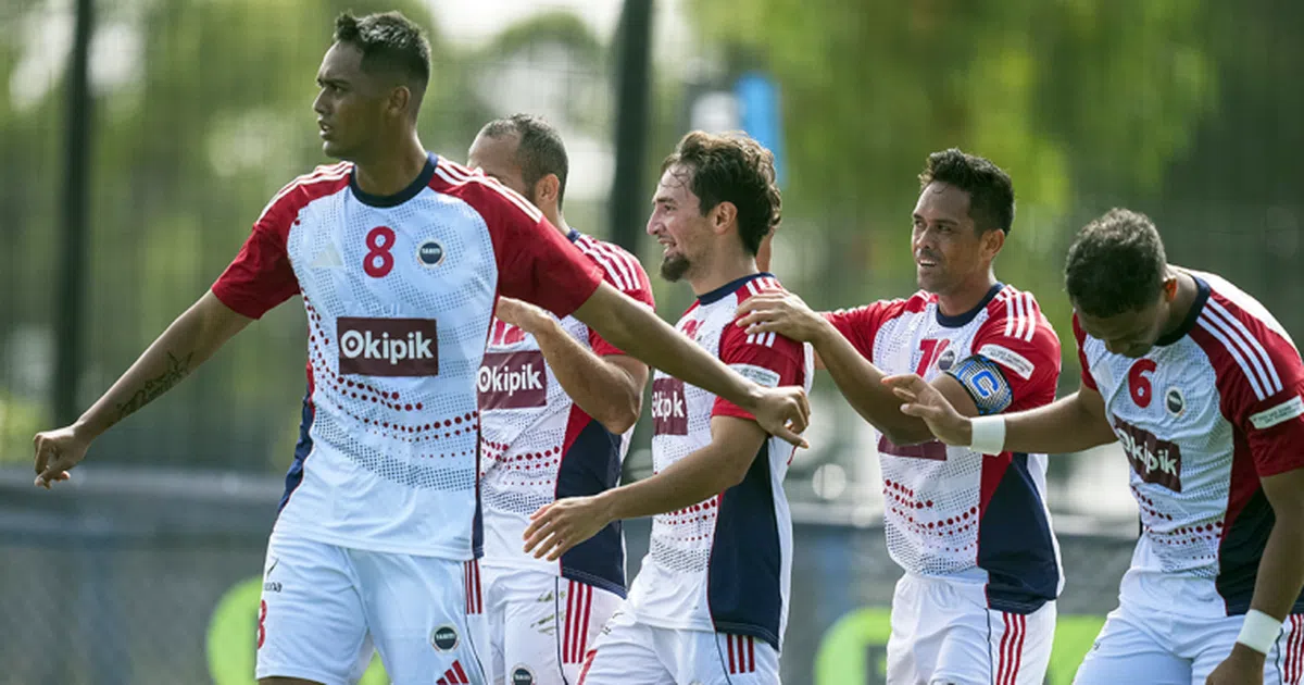 Futebol e... viagens no tempo: conheça a equipa que joga sempre... no 'amanhã'