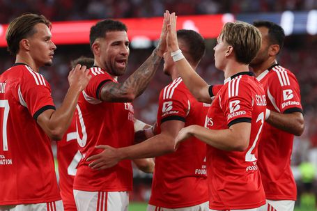 Schjelderup festeja com Otamendi