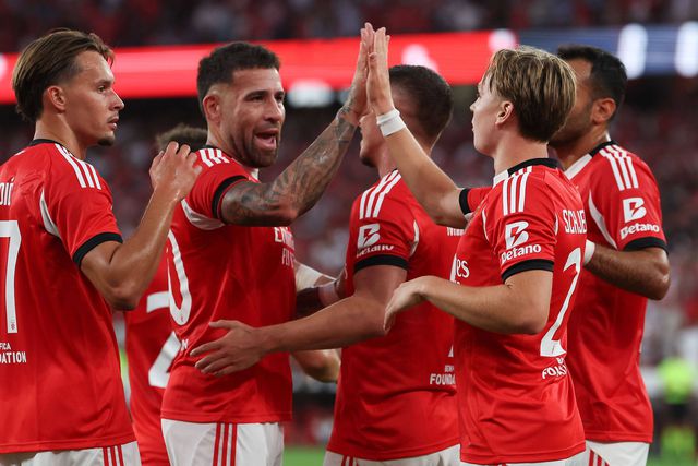 Schjelderup festeja com Otamendi