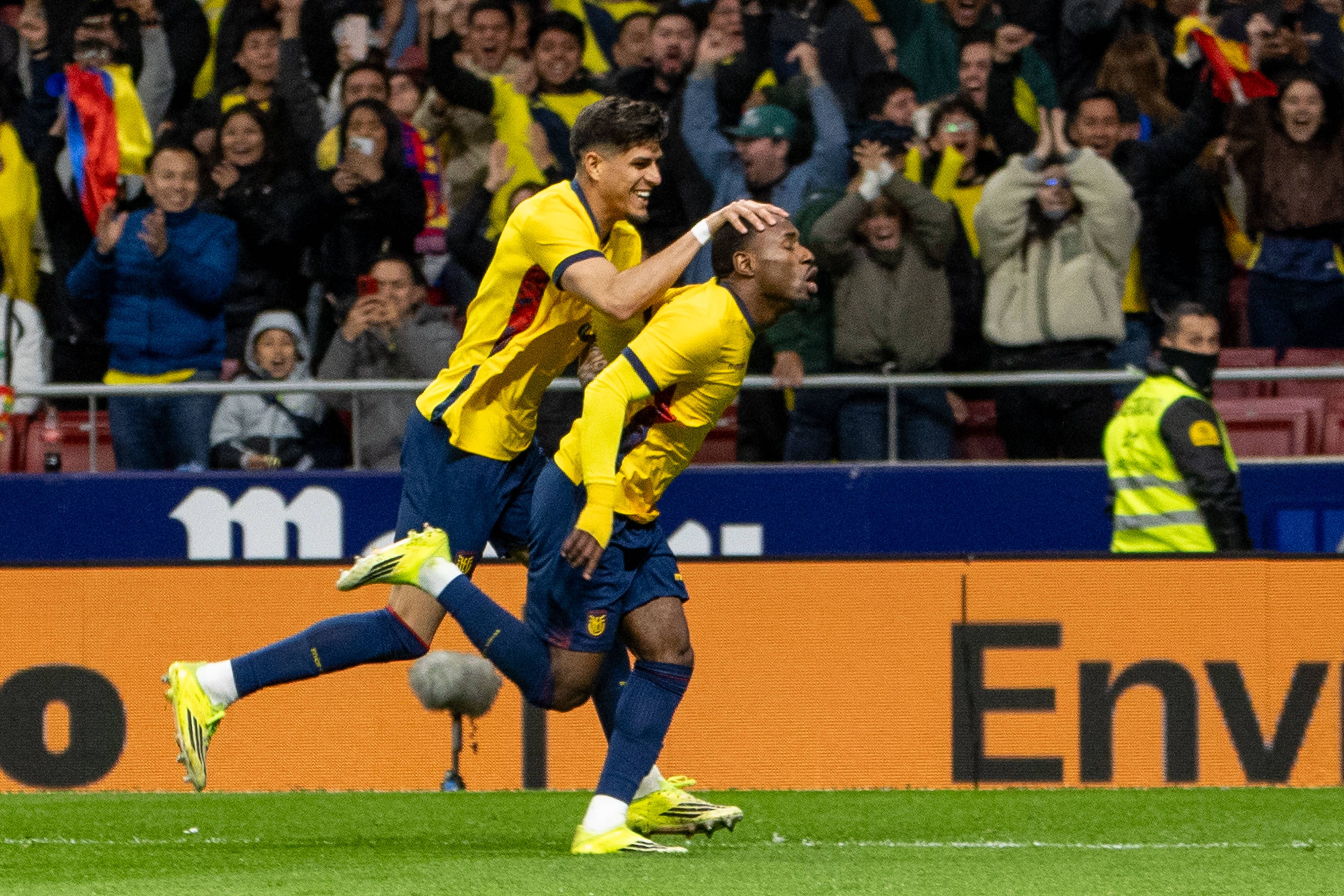 Hincapié a celebrar o golo do Equador, assistido por Plata, a Marrocos