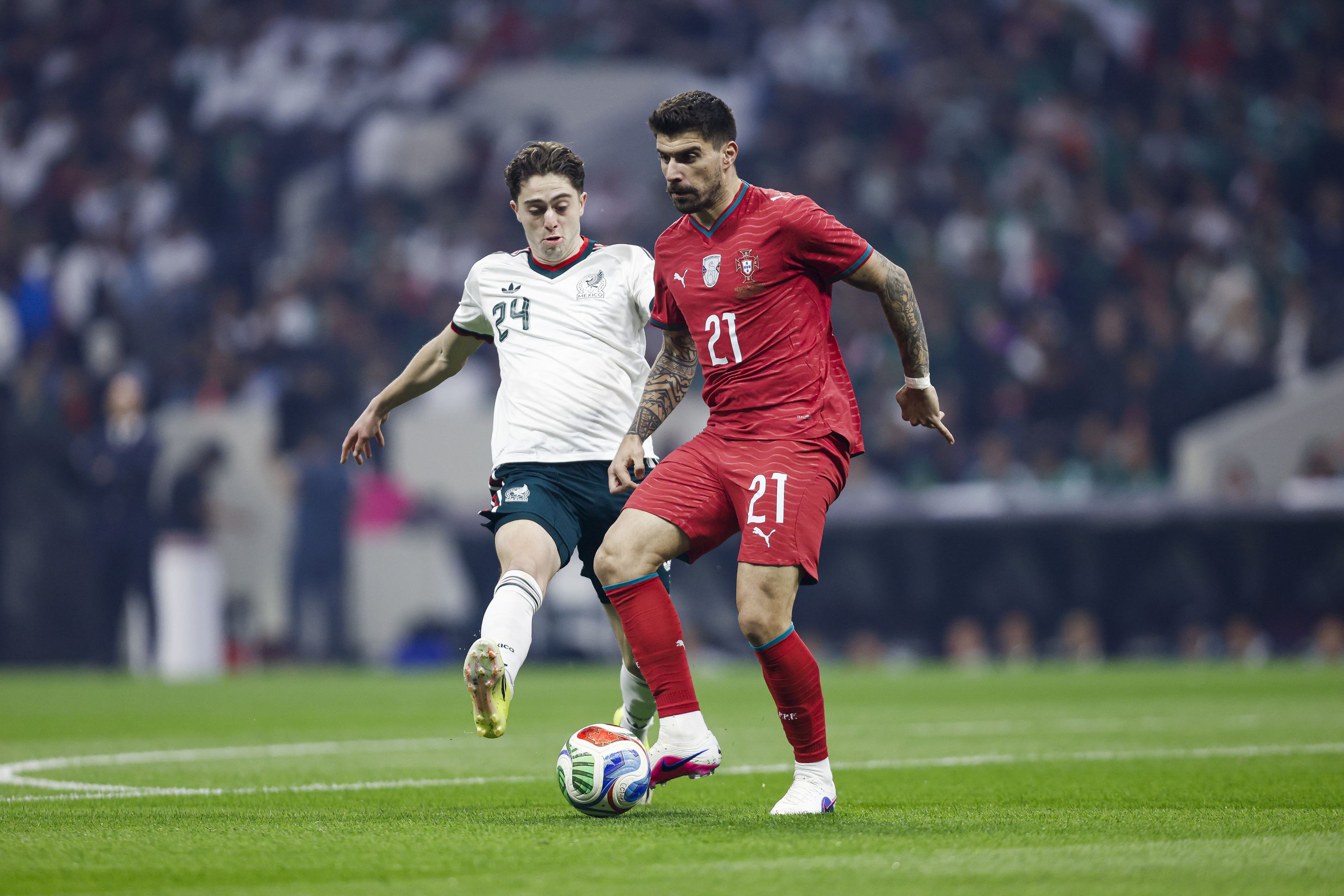 Rúben Neves em disputa de bola no México-Portugal. Foto: FPF (México-Portugal)