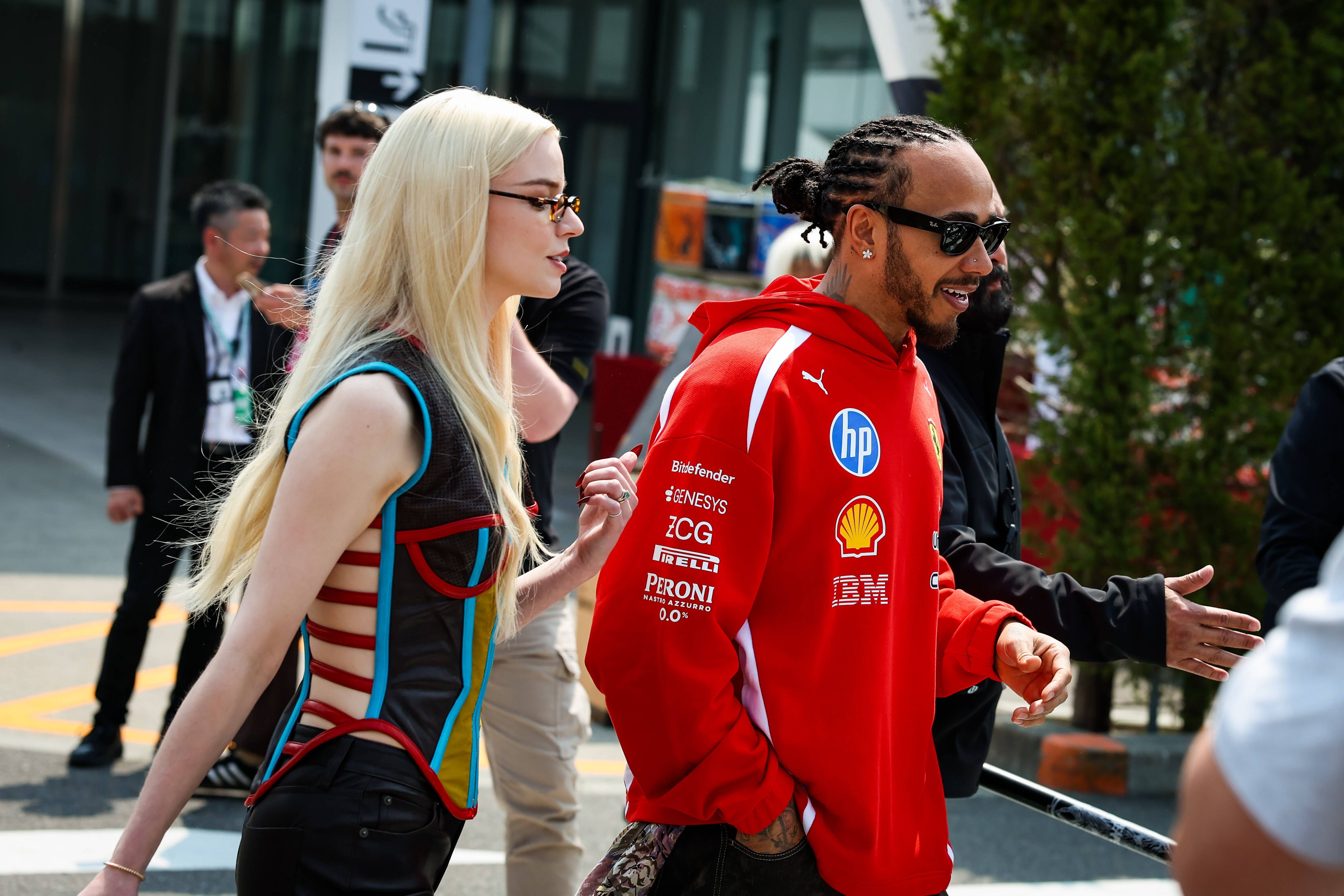 Anya Taylor-Joy e Lewis Hamilton em Suzuka (IMAGO)