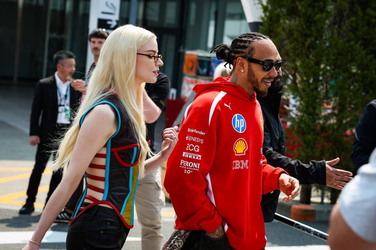Anya Taylor-Joy e Lewis Hamilton em Suzuka (IMAGO)