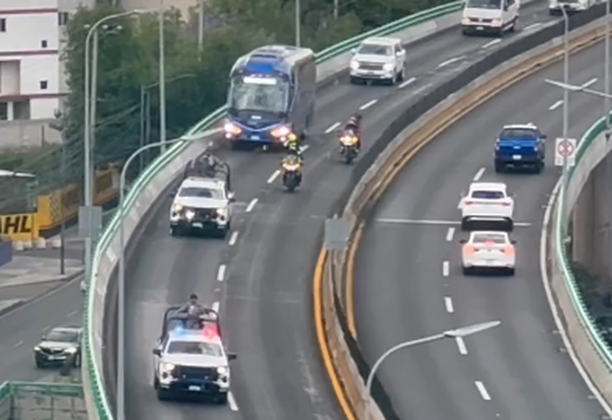 Dezenas de carros-patrulha acompanharam o autocarro de Portugal até ao estádio
