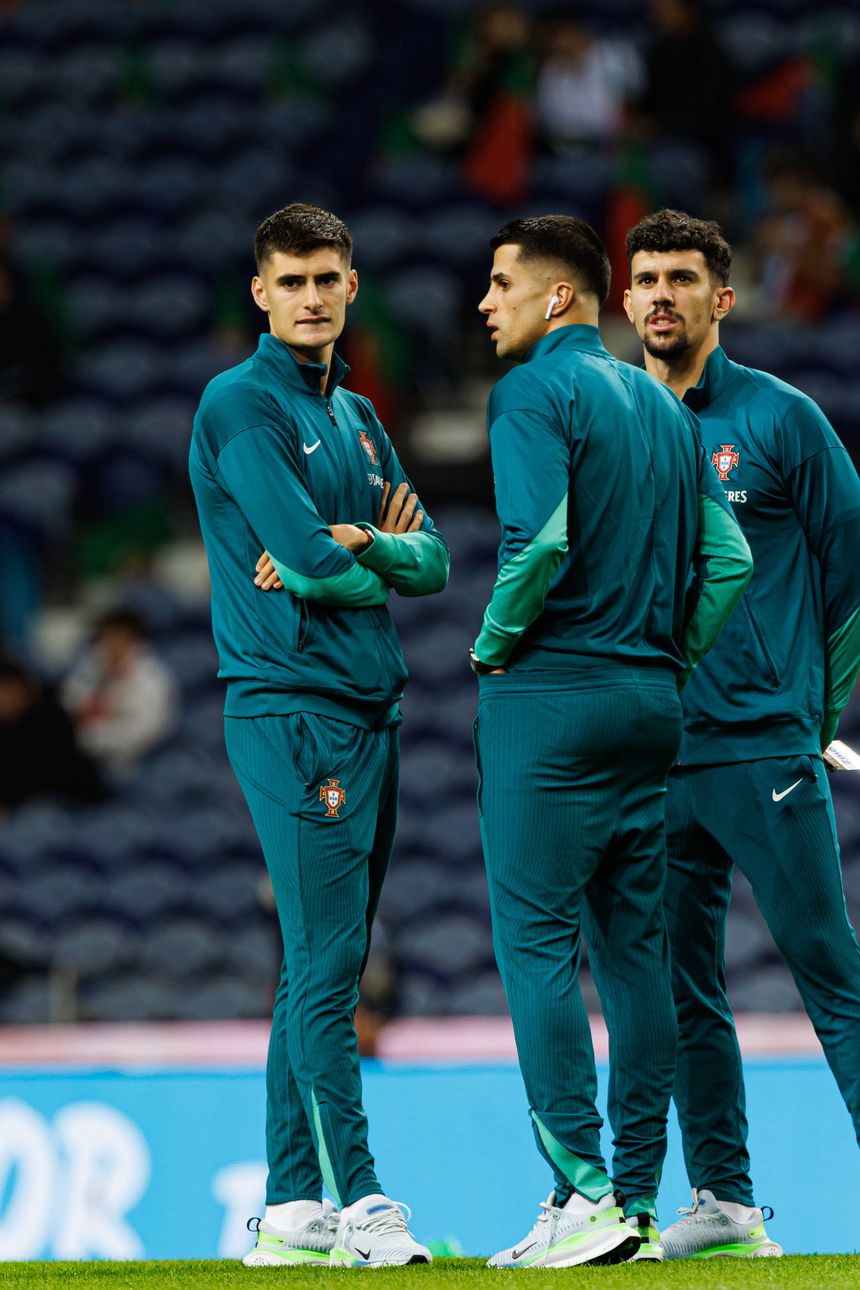 António Silva, João Cancelo (de lado) e Tomás Araújo