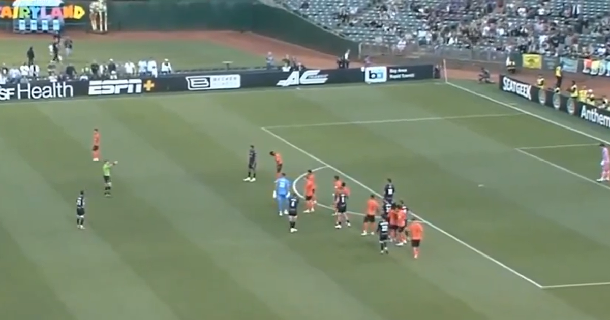 VÍDEO: tentou fazer de Trubin e acabou expulso de forma insólita