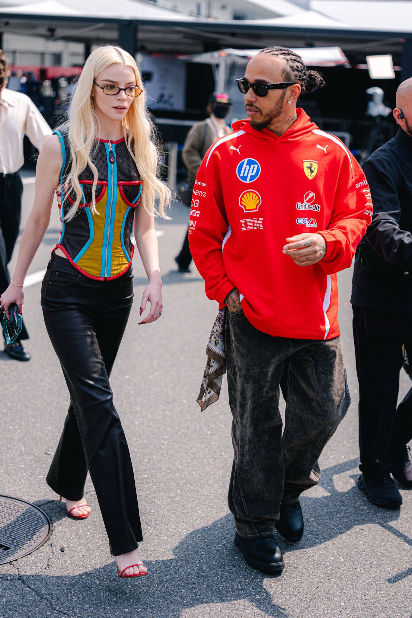 Anya Taylor-Joy e Lewis Hamilton em Suzuka (IMAGO)