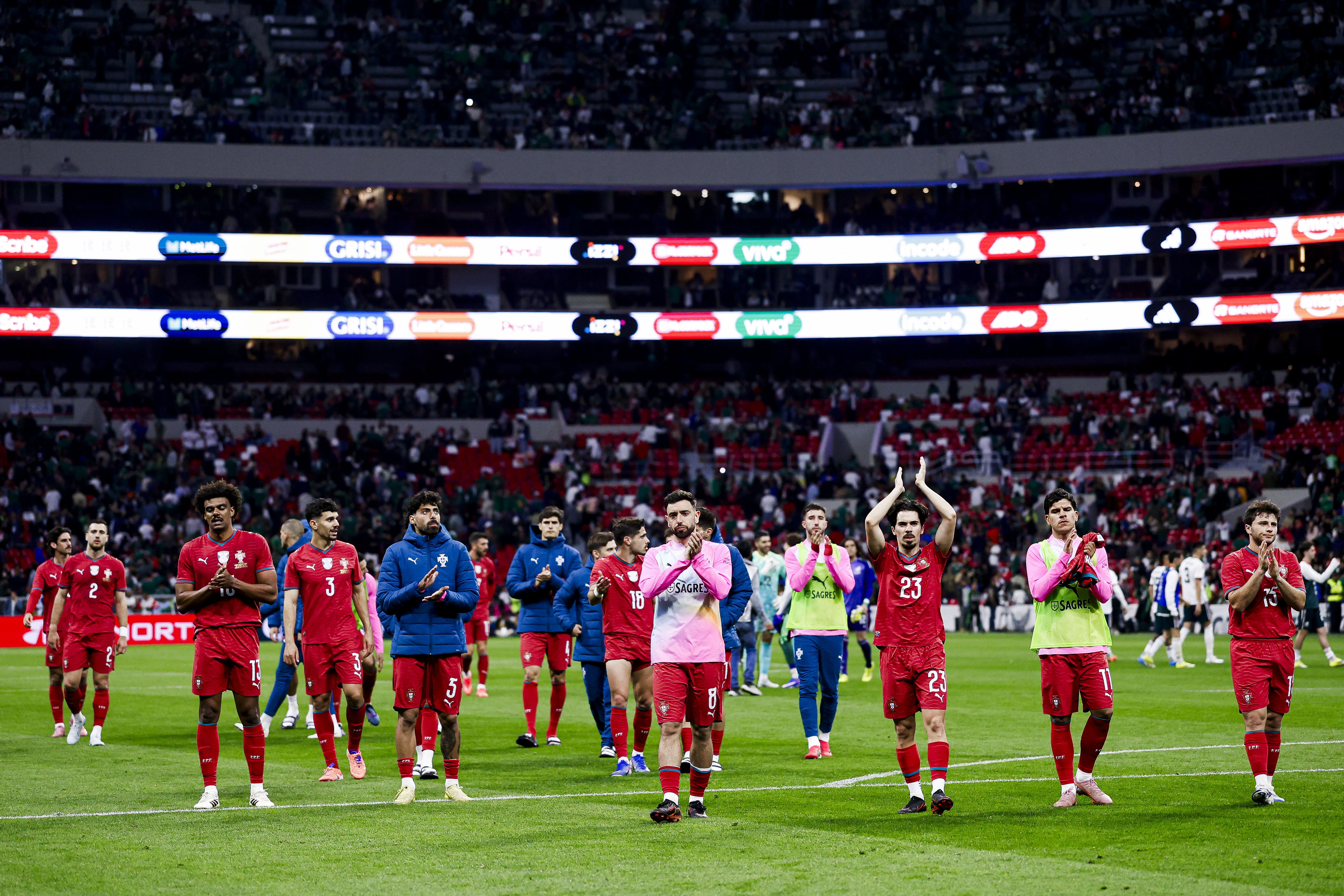 Jogadores da Seleção agradecem o apoio dos adeptos. Foto: FPF (México-Portugal)