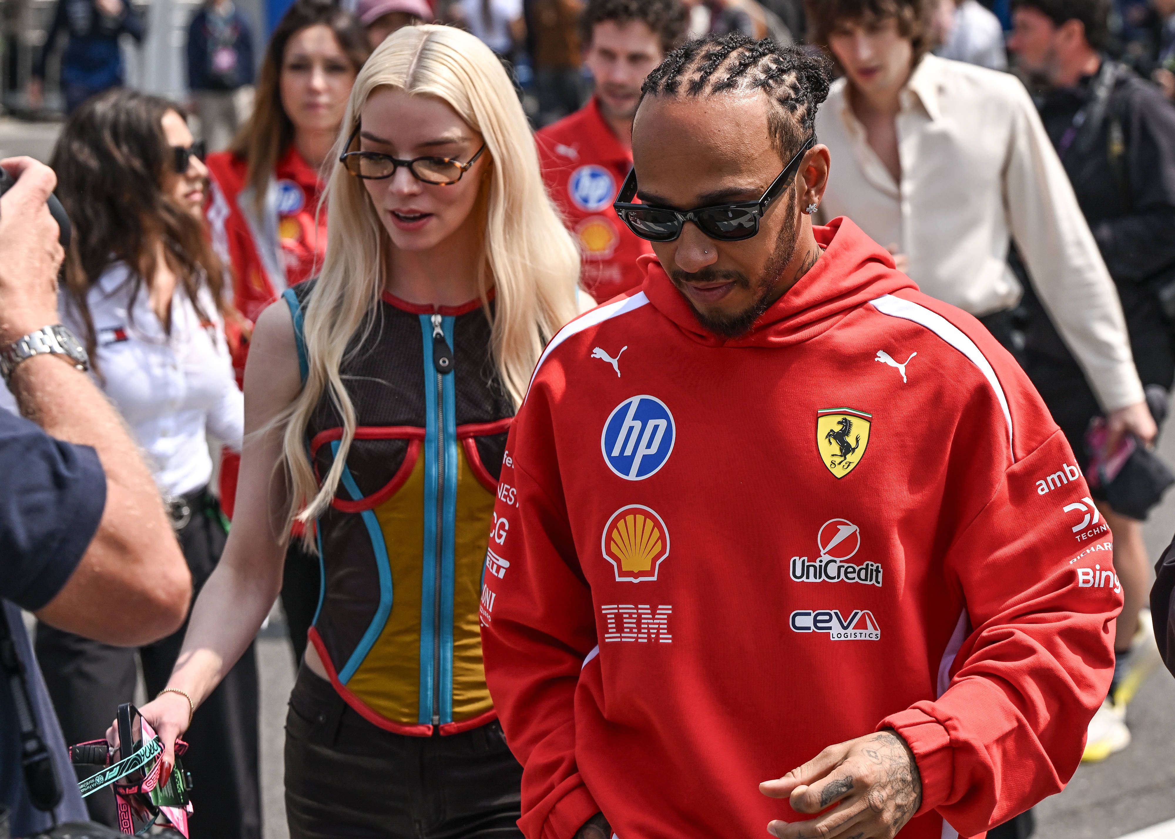 Anya Taylor-Joy e Lewis Hamilton em Suzuka (IMAGO)