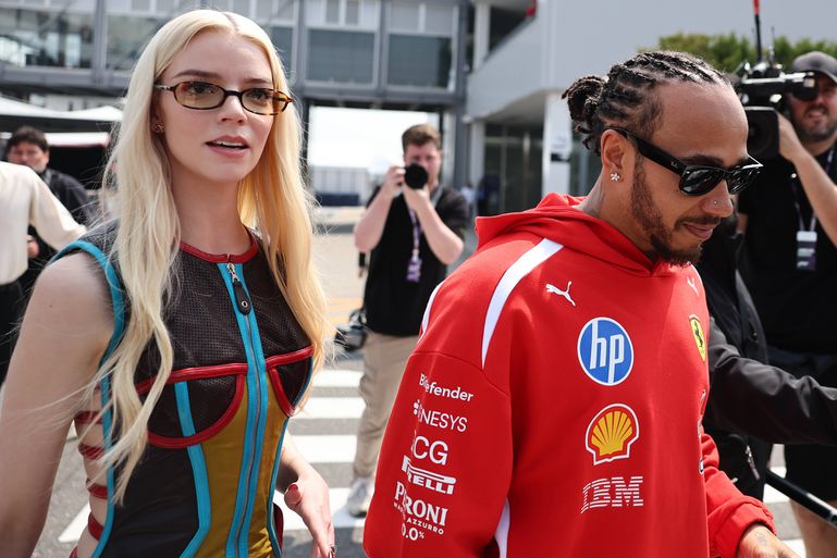 Anya Taylor-Joy e Lewis Hamilton em Suzuka (IMAGO)