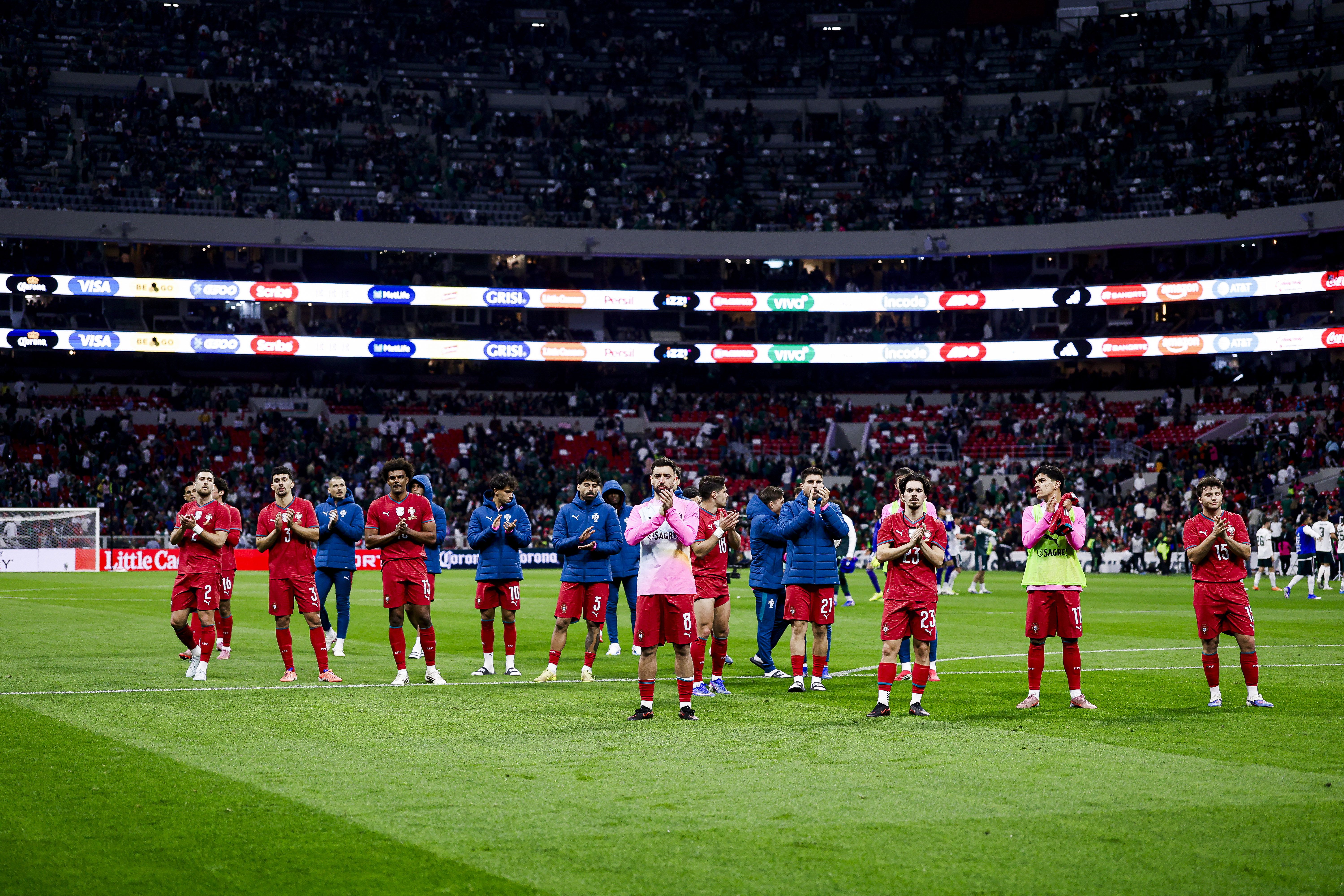 Jogadores da Seleção agradecem o apoio dos adeptos. Foto: FPF (México-Portugal)