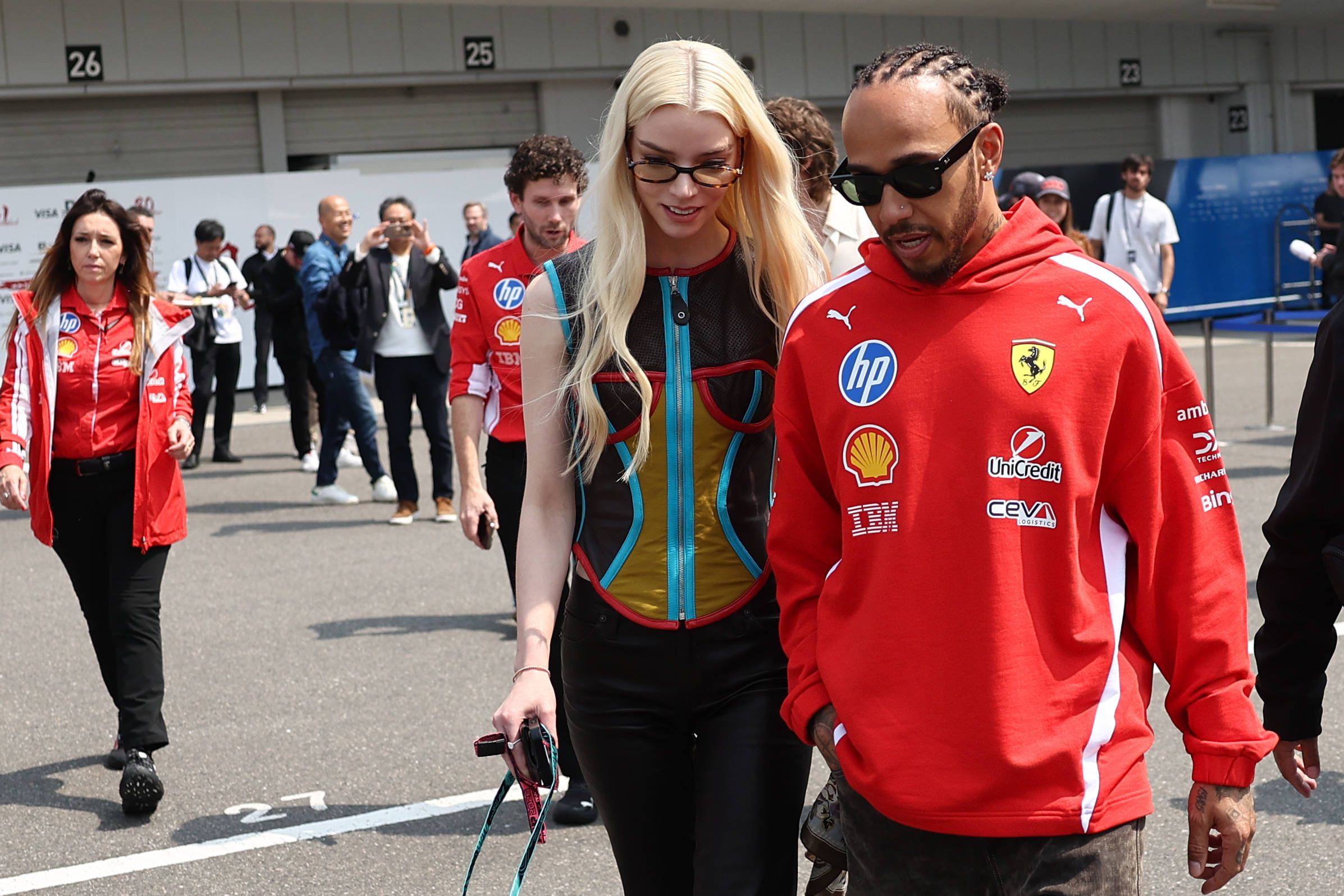 Anya Taylor-Joy e Lewis Hamilton em Suzuka (IMAGO)