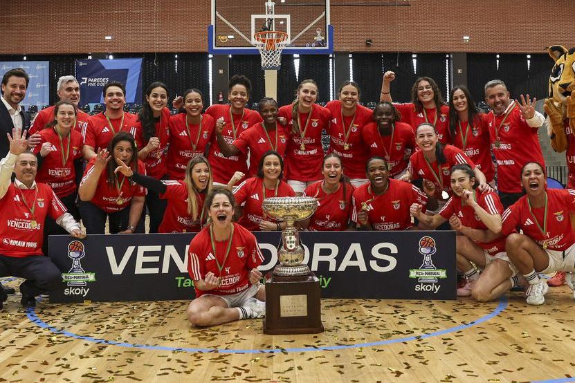 Águias recuperam o troféu perdido na passada temporada     Fotografia FPB