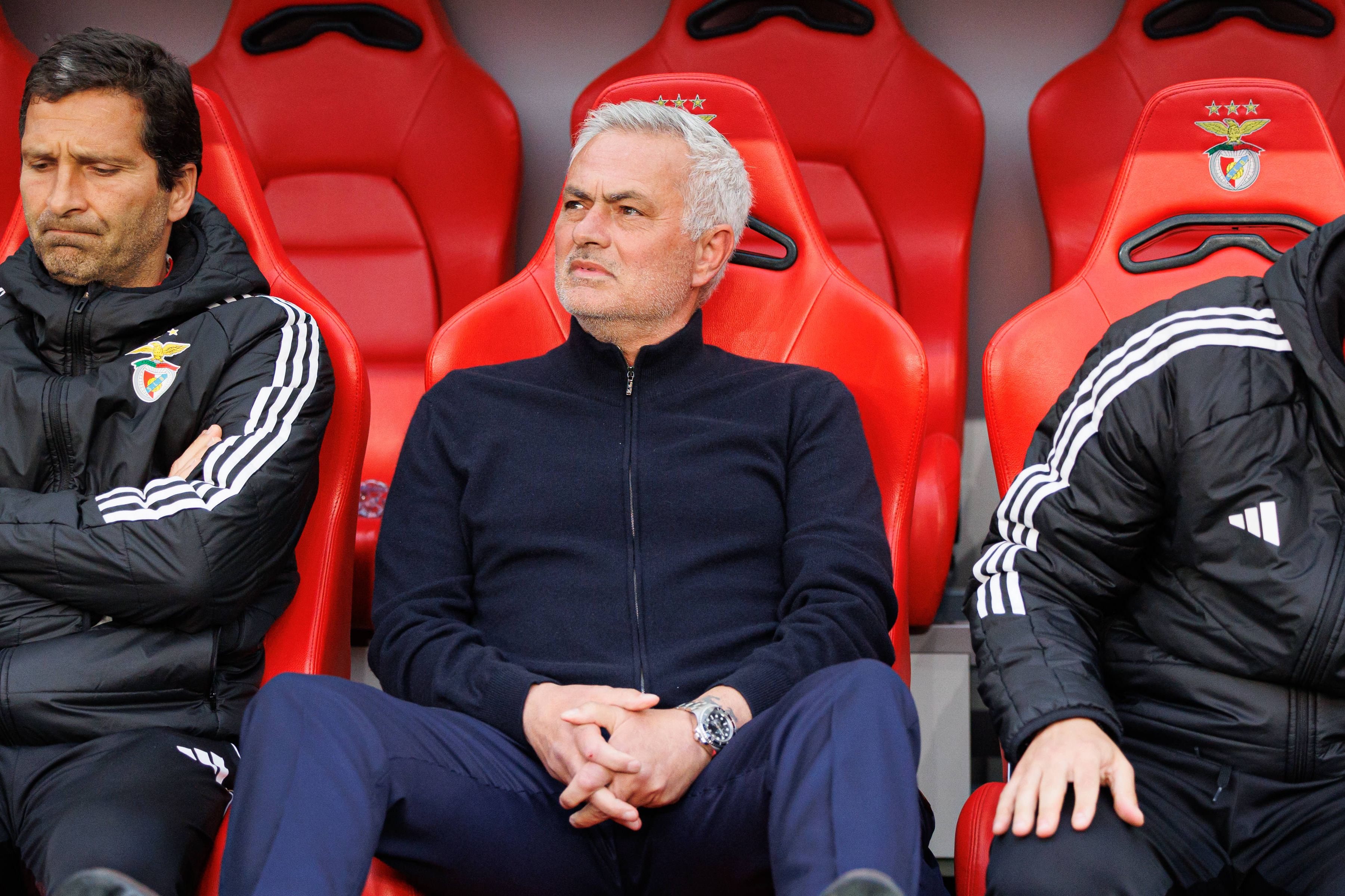 José Mourinho no banco de suplentes do Benfica no Estádio da Luz