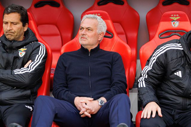 José Mourinho no banco de suplentes do Benfica no Estádio da Luz